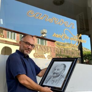 Mahir Günşiray Instagram - Doğum günü hediyemin şahaneliğine bakar mısınız! Ne şahane insanlar var Antakya’mda! Teşekkürler değerli ressam @cansevenbahceci ve can dostumuz @mematibahcecii 
Sayenizde dostluk cömertlik sevgi saygı varmış halâ diyoruz.