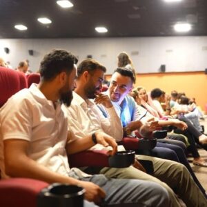 Mahir Hasan Instagram - فیلمی خۆشەویستی لە سەردەمی کۆرۆنا کەشێکی پڕ جوانی و جیاوازی لە هۆڵەکانی سینەما دروستکردووە.😍