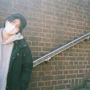 Mahiro Takasugi Instagram - 昨日、2021年4月11日をもちまして所属事務所との契約満了を迎え、退所致しましたことをご報告させて頂きます。俳優という職業に出逢わせて頂いたこと、沢山のことを教えてくださったこと、そしてそんなまだまだ未熟な、僕の話しに耳を傾けてくださり、最後まで暖かく送り出してくださったことに深く感謝しています。そんな僕は本日からひとり立ちし、俳優業を中心に、様々な挑戦をしていきたいと思っています。
そんな新たな出発を応援して頂けたら嬉しく思います。