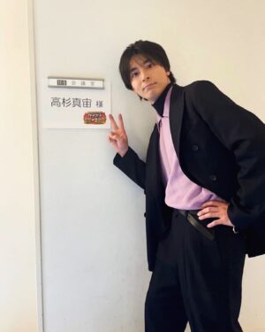 Mahiro Takasugi Instagram - 皆さんご無沙汰しております。
2024年はいかがお過ごしですか。僕は撮影を日々頑張っております。
そんな本日、ドラマ『となりのナースエイド』が22時から放送スタート致します。天才外科医させて頂いてます。そしてドラマの前19時からは『クイズ国民一斉調査』に出演しております。そちらもチェックして頂ければ！
本年もよろしくお願い致します。
高杉
