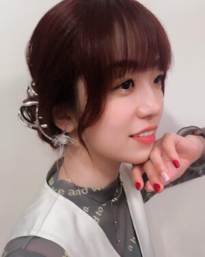 Maho Tomita Instagram - ---------♡

最近、気に入ってずっとつけているイヤリング✨

こちらは、私の癒しで大好きな
七木奏音ちゃん @nanaki.kanon が立ち上げたオリジナルアクセサリーブランド
『nanakii』(ナナキー) @nanakii.nanakii 
の第一弾アクリルフラワーイヤリング(ピアス)なんですっ♡

可愛いでしょ〜♡
昨日も付けてたら、それどこのー？と共演者から大人気でした！

本日4月9日(火)20:00から販売スタートです✨

そして販売を記念して19:45から奏音がインスタライブをやるようです！是非、遊びに行ってみてください💓

ECサイトはコチラ
http://nanakii.theshop.jp/

大活躍間違いなしなので、ほんっとうにオススメです💓

===============================

《商品について》
サイズ：全長 約7cm

◾️素材
ピアス：真鍮　メッキ(ニッケルフリー)
イヤリング：ステンレス、樹脂ラバー
チャーム：アクリル、樹脂パール、真鍮

直前肌に当たる部分はニッケルフリーメッキを使用しておりますので、金属アレルギー反応が起きづらいものです。

取り扱いについて：
花びら部は素材の特性上繊細なため、強い衝撃を与えるとひび割れの恐れがございます。ひねるなど無理な力を加えたり、着脱時に強く引っ張ってしまうと破損の原因となりますので、ご注意ください。

商品発送について：
商品は受注してから職人が1点1点、オーダーメイドで製作しております。
決済が完了した日から5日-3週間を目安に発送します。
想定以上の受注があった場合、お届けまでに1ヶ月程かかる場合がございます。

#ナナキー #nanakii  #アクリルフラワーイヤリング #アクリルフラワーピアス #七木奏音 #PR