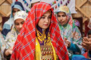 Mahsa Hashemi Instagram - کدوم قسمت از بازی نقابها رو دوست داشتین ؟کامنت بذارین🥰از قسمت مورد علاقه تون عکس یا ویدیو میذارم🤗❤️
@mehdirmznzd عکس🌼
#بازی_نقابها
#مهسا_هاشمی
#دختر_ترکمن
#ترکمن_صحرا

#mahsa_hashemi #mahsahashemi #مهسا_هاشمی #مهساهاشمی