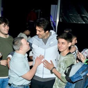 Mahsun Kırmızıgül Instagram - Dünyanın en güzel çocukları Açıkhava’daki konserime gelmişlerdi. Ben de o akşam onlara, merkezlerine gideceğime dair söz vermiştim. Ve bugün, o muhteşem çocuklarla buluştum. Çok mutlu oldum canlarla buluştuğum için. Rengarenk Özel Eğitim ve Rehabilitasyon Merkezine teşekkür ederim.