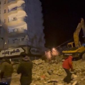 Mahsun Kırmızıgül Instagram - Adıyamanda halk geceyi sokaklarda geçiriyor. Binlerce insan yakınlarından bir ses, bir haber bekliyor. Ben çok  duygusal sahneler , filmler çektimi sanıyormuşum.  Oysa böylesi içimi ürperten, beni böylesine yıkan  bir trajedi ile karşılaşmadım. İnanın hayatımın tokadını yedim. @adıyaman @halukleventacil