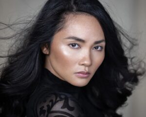Mai Duong Kieu Instagram - Der Photo shoot mit Julia @herzsprungfoto und @kristinavelkomua war nicht nur ein Zusammenkommen von unterschiedlichen Welten, sondern vor allem ein Schmelztiegel unserer schöpferischen Kräfte. Herausgekommen sind Portraits; ernste und ehrliche Portraits. Von einer Frau, die gelernt hat, nur noch zu lächeln wenn und wann sie mag, und nicht wenn andere es für passend empfinden. 

Danke Mädels, für's Herausarbeiten und Einfangen meiner Essenz.
✨🖤✨