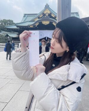 Mai Takeuchi Instagram - 𓏸︎︎︎︎⁡𓈒 𓂃

あけましておめでとうございます🎍
ようやく初詣にいけたぁ⛩

おみくじもひいたよ~
(吉でした✊🏻)

2024年、年明けから大変な事がおこっていますが
少しでも早く心が休まる事を願っています。

舞自身は、昨年からideal pecoに関わらせていただいていて
初めて経験する事もたくさんあって毎日が勉強！
な日々を送っていますが、少しでも人のため自分のためになる
結果を出せるように楽しんで頑張る💪の年にします！

大変だった、でもこんなにいい事もあった。達成感。
な、一年になったらいいなと思ってます！

ファンの皆様にも会える機会があるといいな🧁

2024年もよろしくお願いします🐲🎀