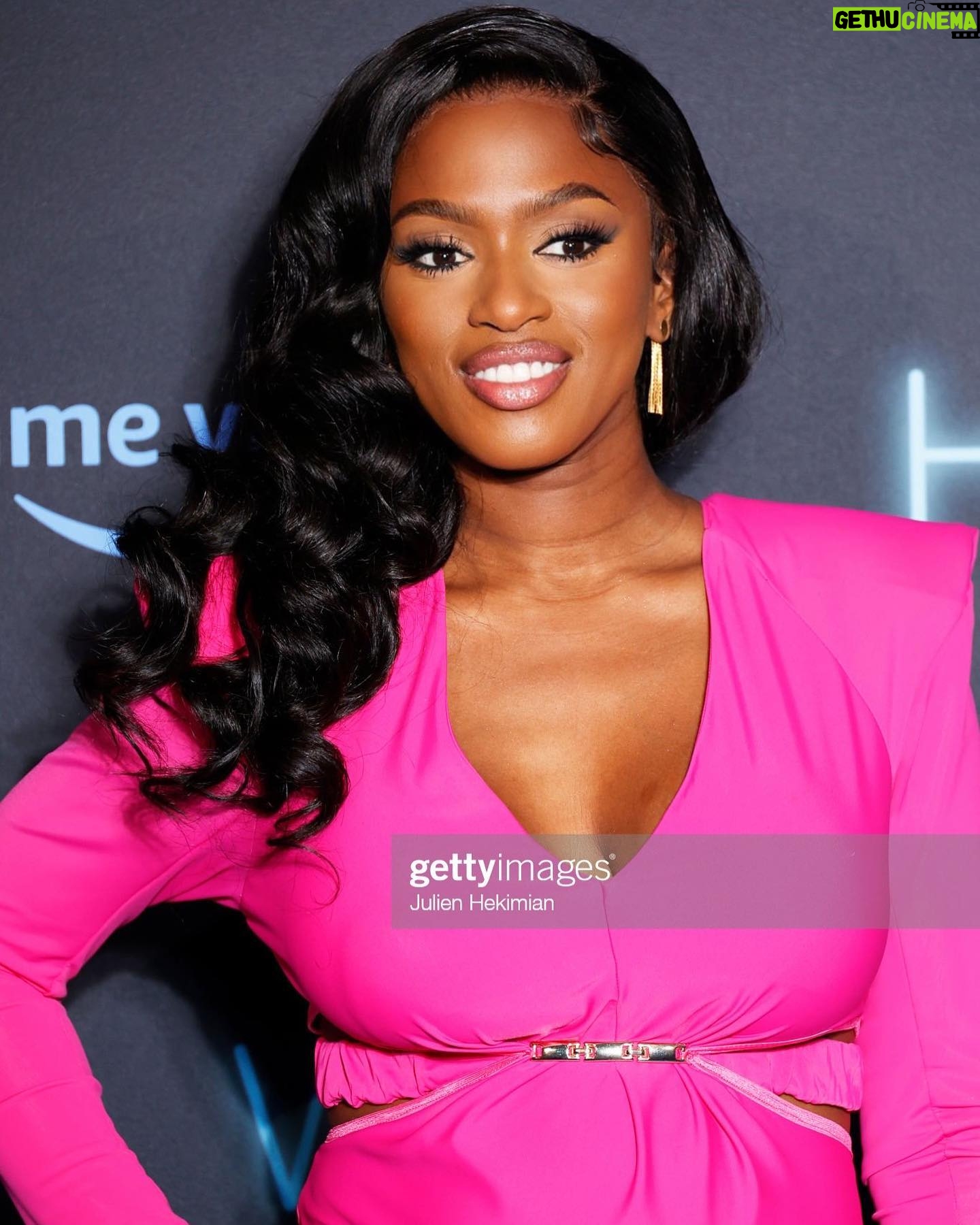 Maïmouna Doucouré - 3.1K Likes - 💓💗💕
Depuis quelques jours, ce sourire ne me quitte plus, alors j’en profite !
Merci à l’incroyable @nicolasbessonofficial pour cette robe sur mesure 💖
Crédits photos :
@sanktyo.raw, @julien.hekimian