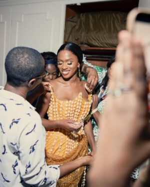 Maïmouna Doucouré Instagram - Clap de fin. 🎬🙌
Un grand merci au @festivaldecannes de m’avoir permis de vivre une aussi formidable expérience ! ✨✨✨

On voit les robes, les strass et les paillettes, on en profite, on savoure autant qu’on peut, quelques jours… avant de replonger dans ce qu’on ne voit pas… tout le travail pour arriver à cette célébration du cinéma.
Les années d’écriture, les nuits blanches, les peurs, les doutes, toutes les étapes qui nous permettent de créer cet imaginaire pour vous faire rêver. 

J’ai été ravie de partager ce fabuleux voyage à la découverte d’œuvres inspirantes, aux côtés de personnes si enrichissantes que sont @xavierdolan, @asmae_el_moudir @vickykrieps et Todd Mc Carthy. 

Un grand merci à ma belle équipe, dévouée pour que je sois un minimum présentable pour cette grande fête du 7ème art 💕

Mon incroyable stylist, amie et bien plus @doli.grace 🙏❤️
Et son équipe :
@lexclusivelofficial  @madame_zou 🙏
Ma délicate et passionnée maquilleuse @biancaby.merveille pour @lorealparis 
Ma superbe coiffeuse qui me fait prendre des risques que je ne regrette jamais @mahery.hair 
Et @_lens___ qui m’avait promis que mes ongles resteraient parfaits pendant deux semaines et qui ne m’a pas menti. 

Puis une très belle première fois… ma rencontre avec l’incroyable Suzel Pietri et ses équipe de @orbismedia. Je n’ai pas de mot, à part merci merci merci.🙏 

Vive le cinéma ! 
Moi, je me remets au boulot… Une certaine Joséphine m’attend… 💃🏽💕
.
.
.
.
.
.

#cannes  #juryuncertainregard #uncertainregard #films #director  #cannesfilmfestival #cinema #travel  #film#photography  #cannesfrance  #fashion #festivaldecannes  #art #movie  #cannesisyours #instagood #redcarpet #redcarpetcannes #carolinecouture #2024couture  #chopardcouture #cannesfilmfestival2024 #chopard #couture