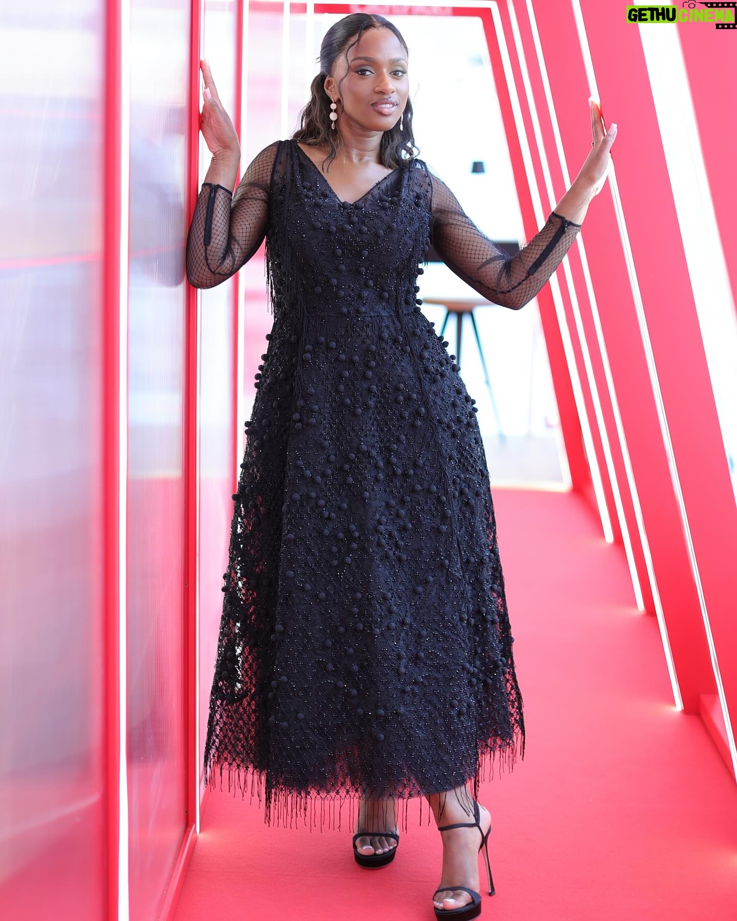 Maïmouna Doucouré - 3 Likes - Clap de fin. 🎬🙌
Un grand merci au @festivaldecannes de m’avoir permis de vivre une aussi formidable expérience ! ✨✨✨
On voit les robes, les strass et les paillettes, on en profite, on savoure autant qu’on peut, quelques jours… avant de replonger dans ce qu’on ne voit pas… tout le travail pour arriver à cette célébration du cinéma.
Les années d’écriture, les nuits blanches, les peurs, les doutes, toutes les étapes qui nous permettent de créer cet imaginaire pour vous faire rêver.
J’ai été ravie de partager ce fabuleux voyage à la découverte d’œuvres inspirantes, aux côtés de personnes si enrichissantes que sont @xavierdolan, @asmae_el_moudir @vickykrieps et Todd Mc Carthy.
Un grand merci à ma belle équipe, dévouée pour que je sois un minimum présentable pour cette grande fête du 7ème art 💕
Mon incroyable stylist, amie et bien plus @doli.grace 🙏❤️
Et son équipe :
@lexclusivelofficial
@madame_zou 🙏
Ma délicate et passionnée maquilleuse @biancaby.merveille pour @lorealparis
Ma superbe coiffeuse qui me fait prendre des risques que je ne regrette jamais @mahery.hair
Et @_lens___ qui m’avait promis que mes ongles resteraient parfaits pendant deux semaines et qui ne m’a pas menti.
Puis une très belle première fois… ma rencontre avec l’incroyable Suzel Pietri et ses équipe de @orbismedia. Je n’ai pas de mot, à part merci merci merci.🙏
Vive le cinéma !
Moi, je me remets au boulot… Une certaine Joséphine m’attend… 💃🏽💕
.
.
.
.
.
.
#cannes #juryuncertainregard #uncertainregard #films #director #cannesfilmfestival #cinema #travel #film#photography #cannesfrance #fashion #festivaldecannes #art #movie #cannesisyours #instagood #redcarpet #redcarpetcannes #carolinecouture #2024couture #chopardcouture #cannesfilmfestival2024 #chopard #couture