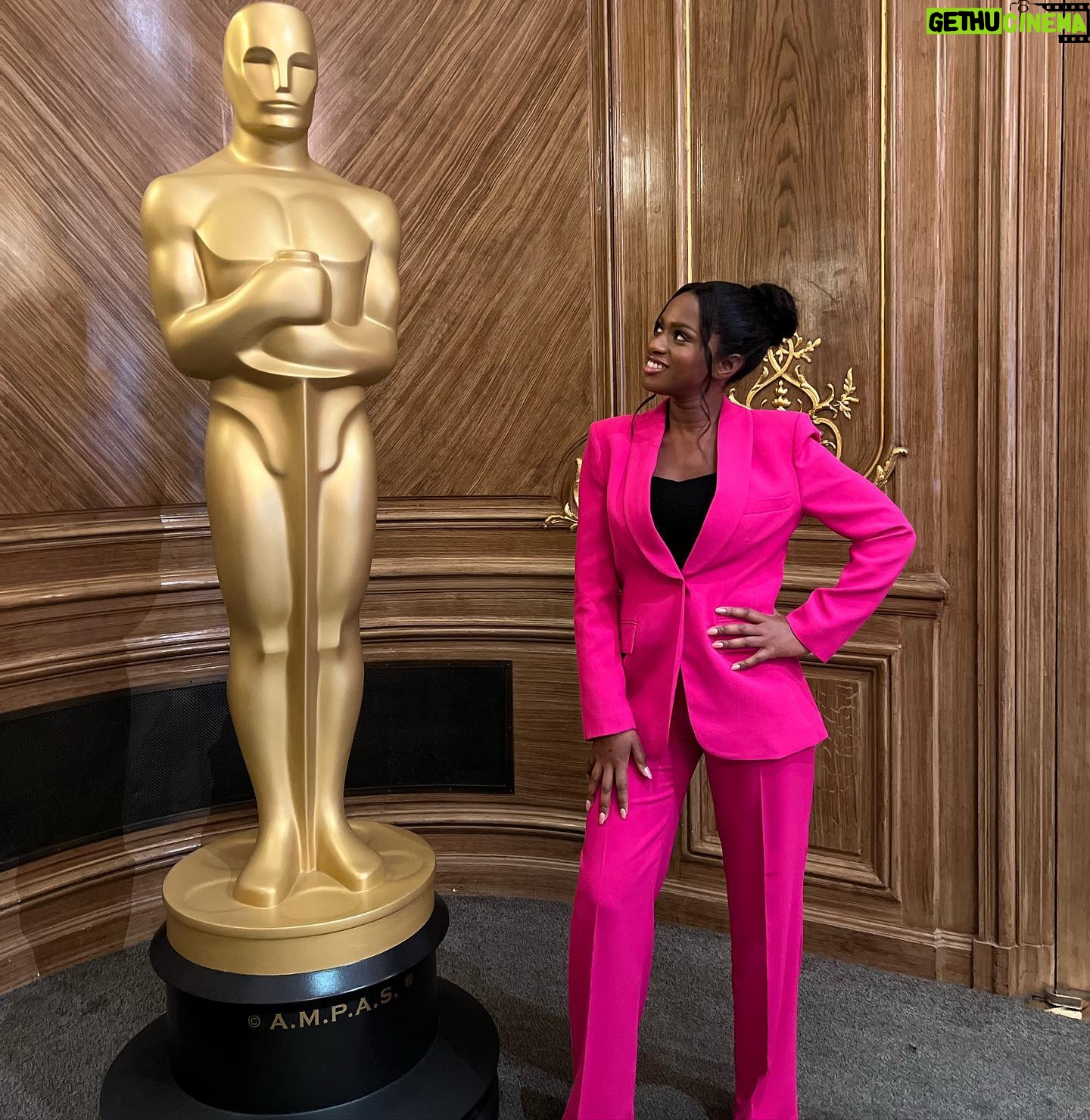 Maïmouna Doucouré - 2.1K Likes - Après m’avoir remis le prix de la meilleure jeune réalisatrice (Gold Fellowship Award) en 2020, l’Academie des Oscars nous célèbre une nouvelle fois à Londres.
Merci à @theacademy pour l’invitation.
Bravo à la nouvelle Gold Fellowship #sachakostina 🙌
Heureuse d’avoir partagé ce moment avec ma belle et talentueuse @mounia.meddour, la 2ème Gold Fellowship française et les autres Gold du monde entier !
Merci @mahery.hair pour l’idée et la coiffure 🖤
#goldfellowshipforwomen #theacademy #womaninfilm #womanempowerment #director #filmmaker #film #movie