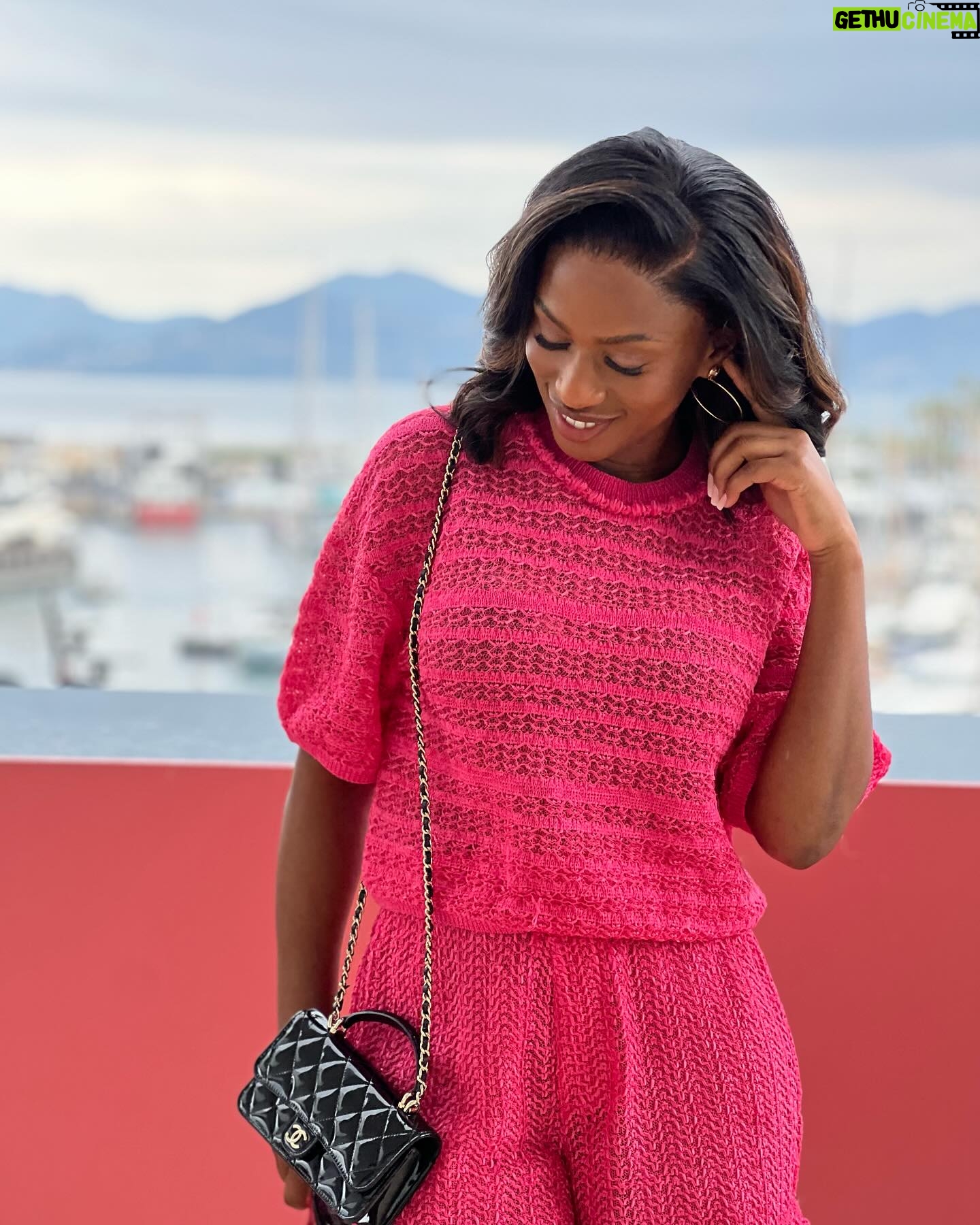 Maïmouna Doucouré - 3 Likes - Clap de fin. 🎬🙌
Un grand merci au @festivaldecannes de m’avoir permis de vivre une aussi formidable expérience ! ✨✨✨
On voit les robes, les strass et les paillettes, on en profite, on savoure autant qu’on peut, quelques jours… avant de replonger dans ce qu’on ne voit pas… tout le travail pour arriver à cette célébration du cinéma.
Les années d’écriture, les nuits blanches, les peurs, les doutes, toutes les étapes qui nous permettent de créer cet imaginaire pour vous faire rêver.
J’ai été ravie de partager ce fabuleux voyage à la découverte d’œuvres inspirantes, aux côtés de personnes si enrichissantes que sont @xavierdolan, @asmae_el_moudir @vickykrieps et Todd Mc Carthy.
Un grand merci à ma belle équipe, dévouée pour que je sois un minimum présentable pour cette grande fête du 7ème art 💕
Mon incroyable stylist, amie et bien plus @doli.grace 🙏❤️
Et son équipe :
@lexclusivelofficial
@madame_zou 🙏
Ma délicate et passionnée maquilleuse @biancaby.merveille pour @lorealparis
Ma superbe coiffeuse qui me fait prendre des risques que je ne regrette jamais @mahery.hair
Et @_lens___ qui m’avait promis que mes ongles resteraient parfaits pendant deux semaines et qui ne m’a pas menti.
Puis une très belle première fois… ma rencontre avec l’incroyable Suzel Pietri et ses équipe de @orbismedia. Je n’ai pas de mot, à part merci merci merci.🙏
Vive le cinéma !
Moi, je me remets au boulot… Une certaine Joséphine m’attend… 💃🏽💕
.
.
.
.
.
.
#cannes #juryuncertainregard #uncertainregard #films #director #cannesfilmfestival #cinema #travel #film#photography #cannesfrance #fashion #festivaldecannes #art #movie #cannesisyours #instagood #redcarpet #redcarpetcannes #carolinecouture #2024couture #chopardcouture #cannesfilmfestival2024 #chopard #couture