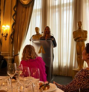 Maïmouna Doucouré Instagram - Après m’avoir remis le prix de la meilleure jeune réalisatrice (Gold Fellowship Award) en 2020, l’Academie des Oscars nous célèbre une nouvelle fois à Londres.

Merci à @theacademy pour l’invitation.
Bravo à la nouvelle Gold Fellowship #sachakostina 🙌

Heureuse d’avoir partagé ce moment avec ma belle et talentueuse @mounia.meddour, la 2ème Gold Fellowship française et les autres Gold du monde entier ! 

Merci @mahery.hair pour l’idée et la coiffure 🖤

#goldfellowshipforwomen #theacademy #womaninfilm #womanempowerment #director #filmmaker #film #movie
