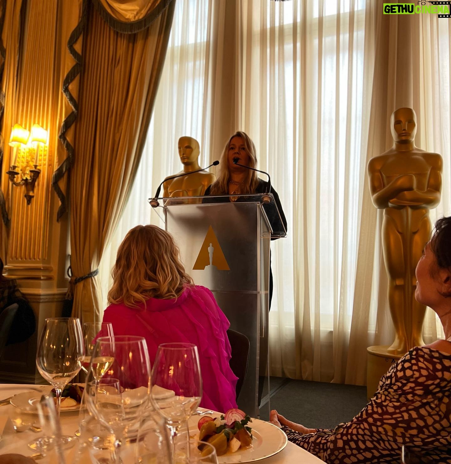 Maïmouna Doucouré - 2.1K Likes - Après m’avoir remis le prix de la meilleure jeune réalisatrice (Gold Fellowship Award) en 2020, l’Academie des Oscars nous célèbre une nouvelle fois à Londres.
Merci à @theacademy pour l’invitation.
Bravo à la nouvelle Gold Fellowship #sachakostina 🙌
Heureuse d’avoir partagé ce moment avec ma belle et talentueuse @mounia.meddour, la 2ème Gold Fellowship française et les autres Gold du monde entier !
Merci @mahery.hair pour l’idée et la coiffure 🖤
#goldfellowshipforwomen #theacademy #womaninfilm #womanempowerment #director #filmmaker #film #movie