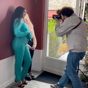 Maïmouna Doucouré Instagram - Quatre jolies pages dans le magazine PARIS MATCH pour parler de mon film HAWA. ✨

Merci à @parismatch 🙏🏼

Hawa est toujours disponible sur @primevideofr , gratuitement pendant un mois. 🔥

Team 🤩 : 
Assistante : @sarahmakaille 
Hair : @mahery.hair 
Make up: @biancvmua with @hapsatousybeauty 
Styliste : @doli.grace @lexclusivelofficial 
Outfit : @daname_paris with @stationservice

Photographe : @dorianprost 

#hawalefim #hawa #promo #parismatch #primevideo #shootingphoto #interview