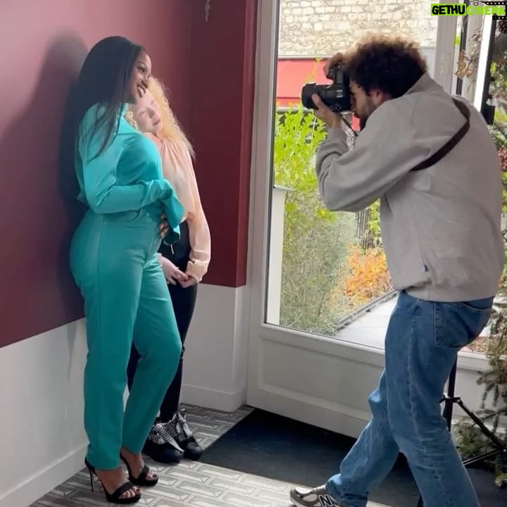 Maïmouna Doucouré - 2.3K Likes - Quatre jolies pages dans le magazine PARIS MATCH pour parler de mon film HAWA. ✨
Merci à @parismatch 🙏🏼
Hawa est toujours disponible sur @primevideofr , gratuitement pendant un mois. 🔥
Team 🤩 :
Assistante : @sarahmakaille
Hair : @mahery.hair
Make up: @biancvmua with @hapsatousybeauty
Styliste : @doli.grace @lexclusivelofficial
Outfit : @daname_paris with @stationservice
Photographe : @dorianprost
#hawalefim #hawa #promo #parismatch #primevideo #shootingphoto #interview