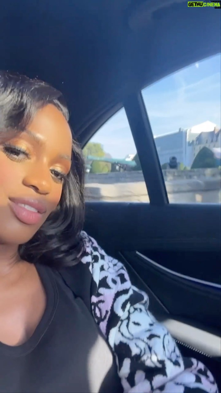 Maïmouna Doucouré - 727 Likes - Merci @chanelofficial pour l’invitation 🤍🖤
Pour leur superbe nouvelle collection, Chanel a présenté un show incroyable avec un magnifique clin d’œil au septième art 🎬💃😍🤩
Très belle expérience que j’étais ravie de partager avec ma @doli.grace 💛
Regardez qui j’ai rencontré, à la fin de la vidéo, la seule et l’unique @naomi ☺️
Total look @chanelofficial
Hair @mahery.hair 🙏❤️
Mua @fredmarin_makeupartist
#fashionweek #parisfashionweek #pfw #fw #ss23 #fashion #mode #chanel #naomicampbell