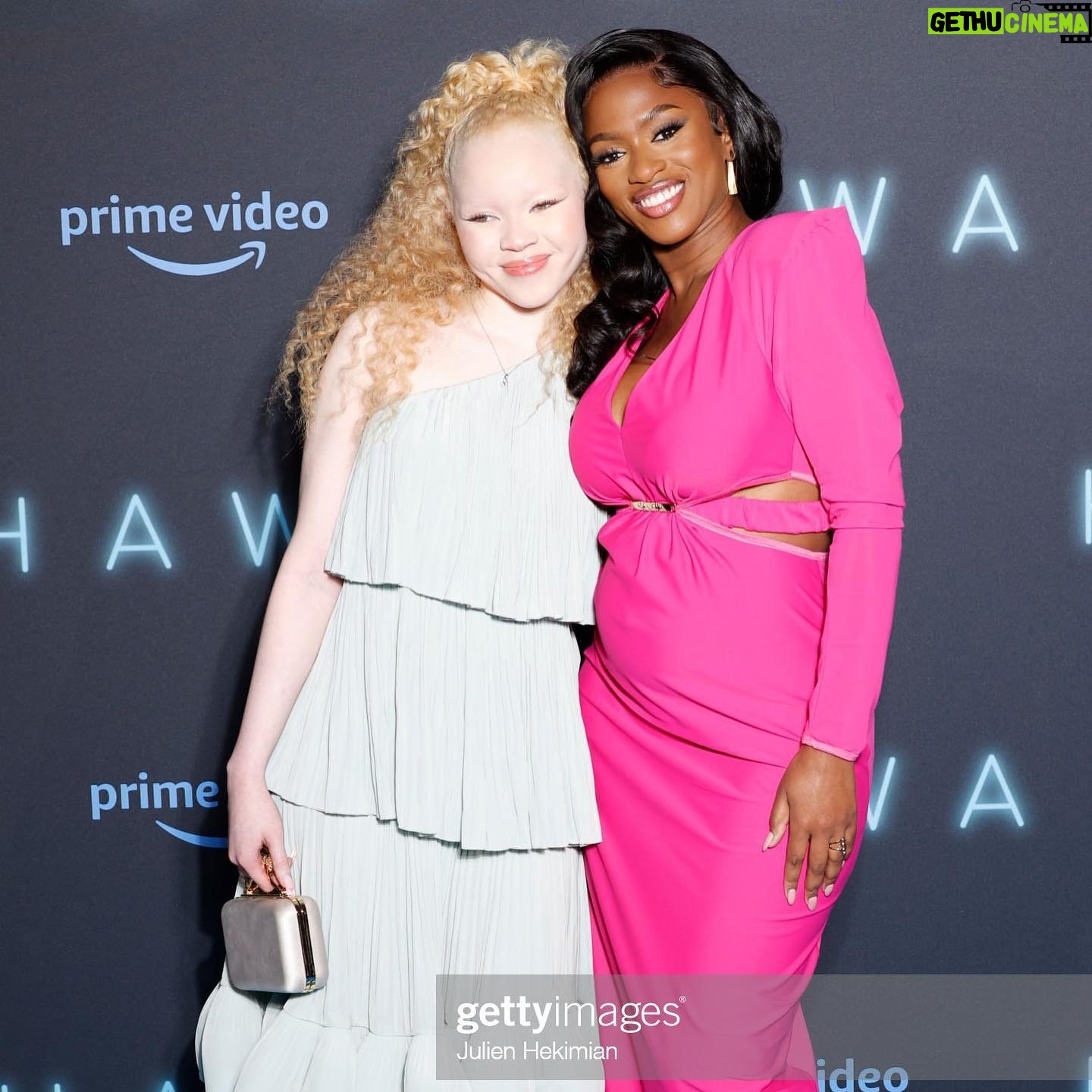 Maïmouna Doucouré - 4.5K Likes - Une soirée magique, inoubliable ✨✨
Vous étiez près de 3000 personnes à découvrir notre film HAWA en avant-première, dans le plus grand cinéma d’Europe @legrandrex !
Un grand merci à vous public d’avoir répondu présent ! 🙌🙏
@sania.haa @oumou.sang @thom_astro @yseult @titouan_gerbier et tous les acteurs du films, merci pour votre confiance et votre talent immense ! ❤️
Merci à mes techniciens artistes… Vous avez tout donné ! 😘
J’étais si fière de vous présenter votre travail lors de cette incroyable soirée ! ✨
Merci à l’équipe de production @bienoubienprod , best team ever ! 🔥
Et pour finir, un grand merci à @primevideofr , @tomadu et toute son équipe, de nous avoir offert cette soirée unique et grandiose🙏
Merci de mettre en avant des récits pluriels qui reflètent la France d’aujourd’hui. 💫
Crédit photo : @sanktyo.raw
#hawalefilm #hawa #primevideo #legrandrex #avantpremiere #redcarpet #photocall #film