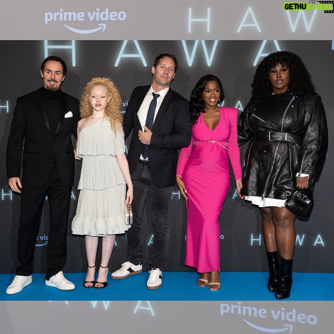 Maïmouna Doucouré - 4.5K Likes - Une soirée magique, inoubliable ✨✨
Vous étiez près de 3000 personnes à découvrir notre film HAWA en avant-première, dans le plus grand cinéma d’Europe @legrandrex !
Un grand merci à vous public d’avoir répondu présent ! 🙌🙏
@sania.haa @oumou.sang @thom_astro @yseult @titouan_gerbier et tous les acteurs du films, merci pour votre confiance et votre talent immense ! ❤️
Merci à mes techniciens artistes… Vous avez tout donné ! 😘
J’étais si fière de vous présenter votre travail lors de cette incroyable soirée ! ✨
Merci à l’équipe de production @bienoubienprod , best team ever ! 🔥
Et pour finir, un grand merci à @primevideofr , @tomadu et toute son équipe, de nous avoir offert cette soirée unique et grandiose🙏
Merci de mettre en avant des récits pluriels qui reflètent la France d’aujourd’hui. 💫
Crédit photo : @sanktyo.raw
#hawalefilm #hawa #primevideo #legrandrex #avantpremiere #redcarpet #photocall #film