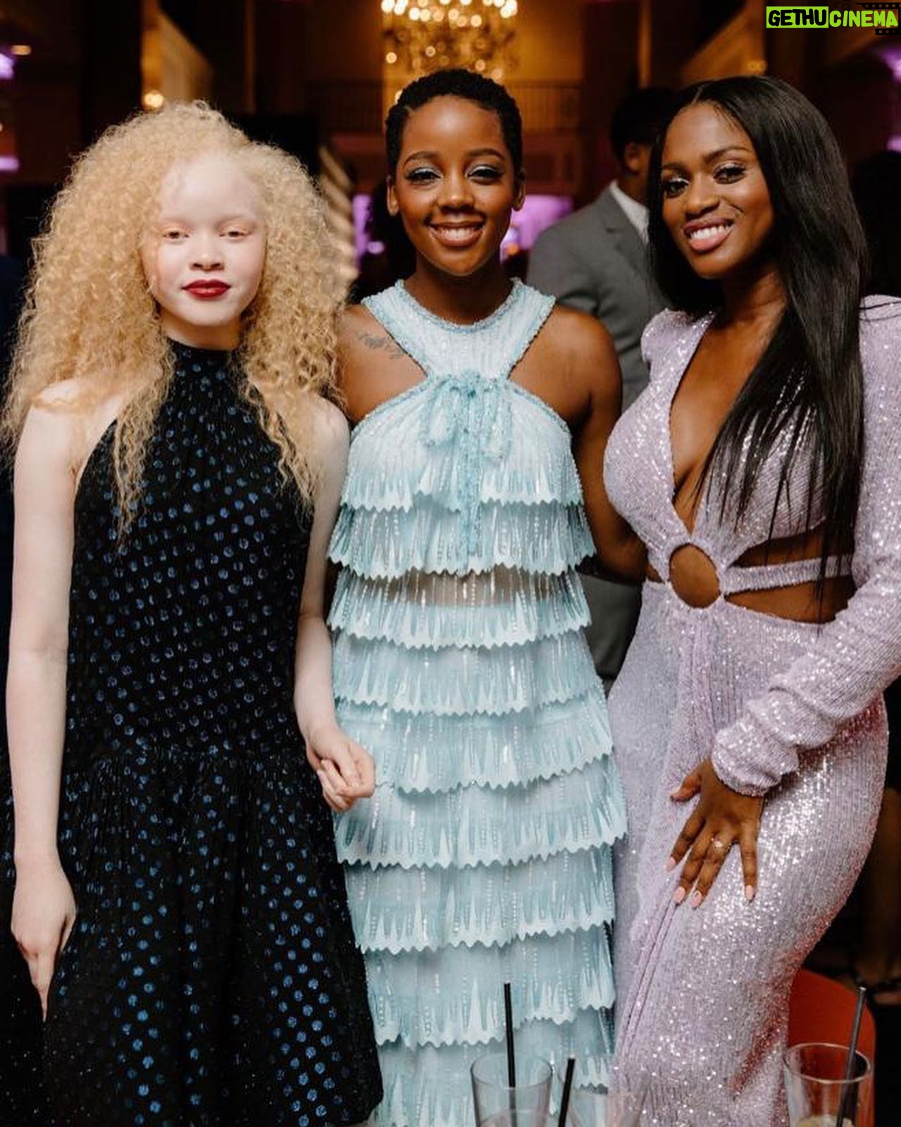 Maïmouna Doucouré - 2.1K Likes - Quelle soirée !!!
Avec Sania, je crois qu’on s’en souviendra longtemps ✨🥰🎉
On a été invitées à une soirée d’exception, les Tribute Awards x @bulgari ! 🤩
On y a rencontré des talents incroyables comme @thuso.mbedu (l’actrice de The Underground Railraod et Woman King) et tant d’autres…
Également une très belle découverte, cet artiste poète/chanteur à la voix hypnotique @mustafathepoet…🙏
Merci à @nicolasbessonofficial pour cette sublime robe.🙏😘
Ainsi qu’à ma styliste @doli.grace @lexclusivelofficial ❤️
Make up by me 😉
Hair @haircutee__
@sophie.hsin
Pour Sania total look @lanvin
Make up & hair @sophie.hsin
#tiff2022 #hawafilm #director #actress #redcarpet #gala #cinema #film #hawathefilm