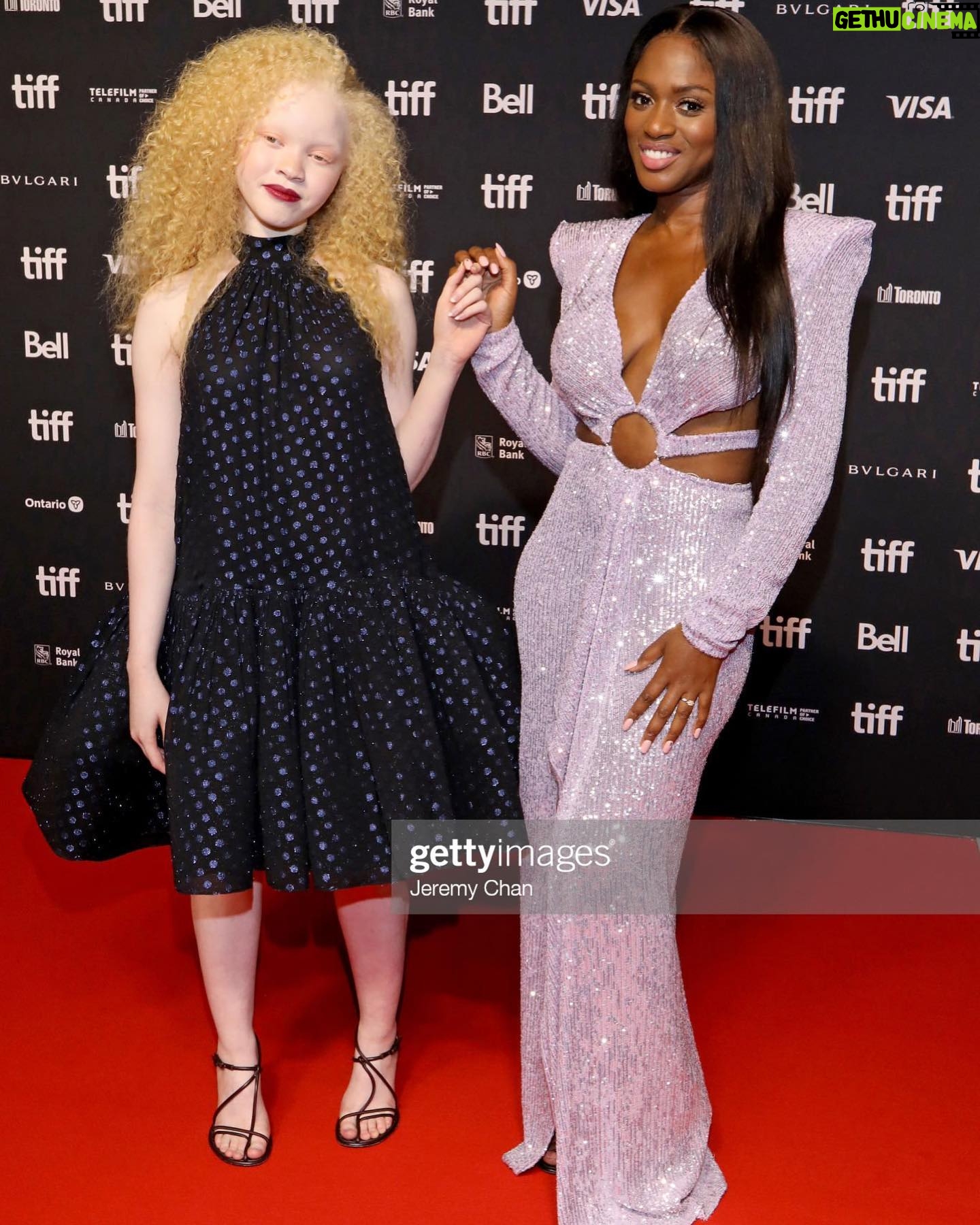 Maïmouna Doucouré - 2.1K Likes - Quelle soirée !!!
Avec Sania, je crois qu’on s’en souviendra longtemps ✨🥰🎉
On a été invitées à une soirée d’exception, les Tribute Awards x @bulgari ! 🤩
On y a rencontré des talents incroyables comme @thuso.mbedu (l’actrice de The Underground Railraod et Woman King) et tant d’autres…
Également une très belle découverte, cet artiste poète/chanteur à la voix hypnotique @mustafathepoet…🙏
Merci à @nicolasbessonofficial pour cette sublime robe.🙏😘
Ainsi qu’à ma styliste @doli.grace @lexclusivelofficial ❤️
Make up by me 😉
Hair @haircutee__
@sophie.hsin
Pour Sania total look @lanvin
Make up & hair @sophie.hsin
#tiff2022 #hawafilm #director #actress #redcarpet #gala #cinema #film #hawathefilm