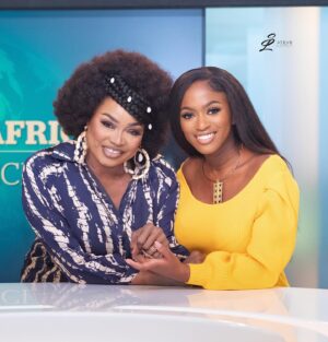 Maïmouna Doucouré Instagram - Avec ma Diva que j’aime tant 💙 💛 sur le plateau de TV5 monde pour la promo de HAWA ✨

@oumou.sang 
J’ai été impressionnée par toute la confiance que tu m’as accordé avec une humilité digne des plus grands! 
Quel plaisir ça a été de travailler avec toi ! 
Quelle artiste ! Quel talent ! 
Merci 🙏 💖

Crédit photo: @stevelorcy 

#hawalefilm #hawa #primevideo #film #promo #tv5monde #plateautv #oumousangare