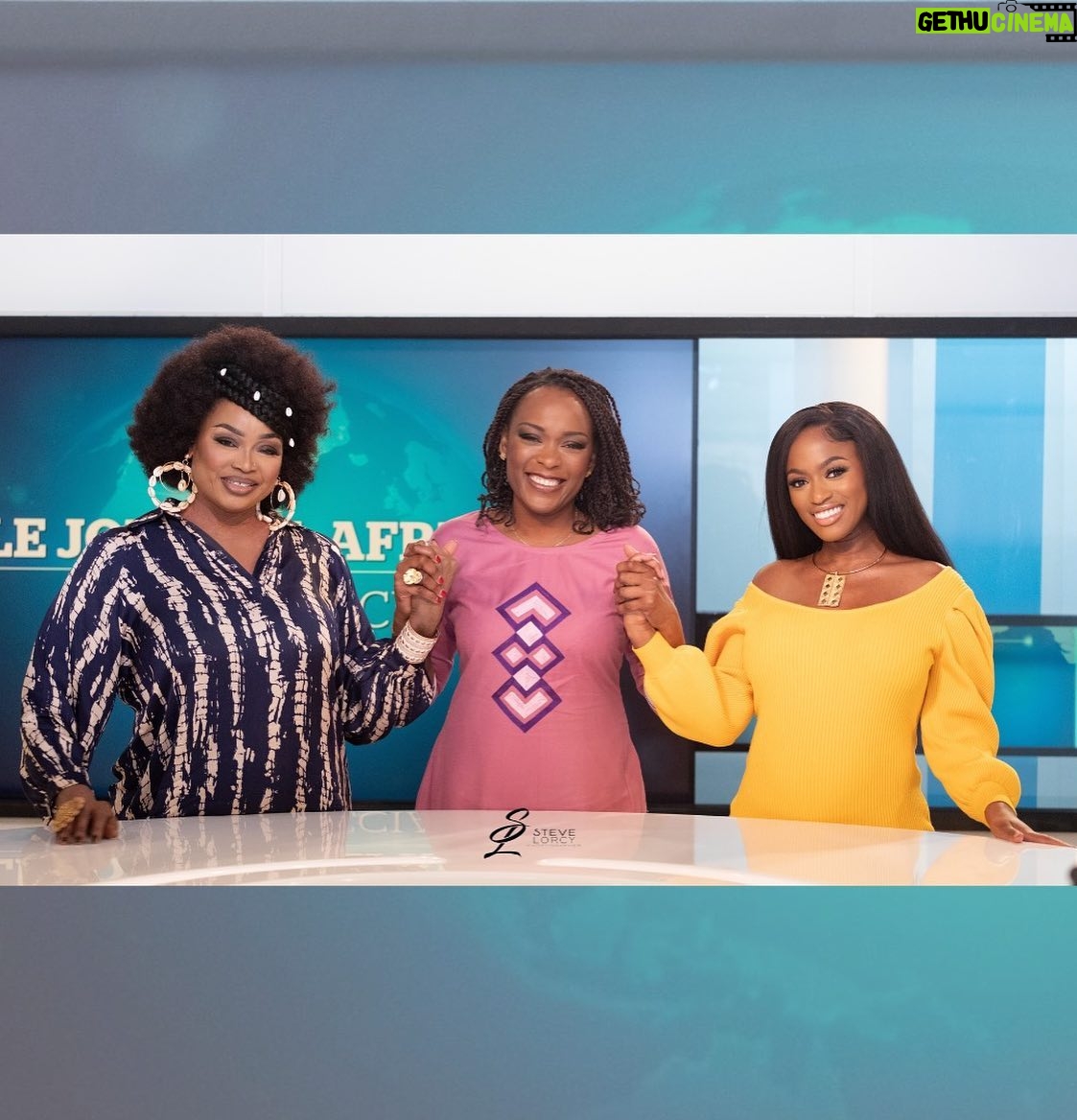Maïmouna Doucouré - 2.4K Likes - Avec ma Diva que j’aime tant 💙 💛 sur le plateau de TV5 monde pour la promo de HAWA ✨
@oumou.sang
J’ai été impressionnée par toute la confiance que tu m’as accordé avec une humilité digne des plus grands!
Quel plaisir ça a été de travailler avec toi !
Quelle artiste ! Quel talent !
Merci 🙏 💖
Crédit photo: @stevelorcy
#hawalefilm #hawa #primevideo #film #promo #tv5monde #plateautv #oumousangare