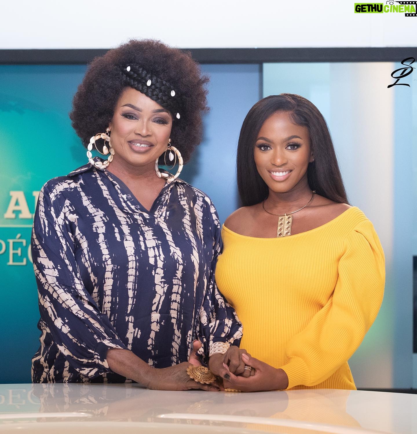 Maïmouna Doucouré - 2.4K Likes - Avec ma Diva que j’aime tant 💙 💛 sur le plateau de TV5 monde pour la promo de HAWA ✨
@oumou.sang
J’ai été impressionnée par toute la confiance que tu m’as accordé avec une humilité digne des plus grands!
Quel plaisir ça a été de travailler avec toi !
Quelle artiste ! Quel talent !
Merci 🙏 💖
Crédit photo: @stevelorcy
#hawalefilm #hawa #primevideo #film #promo #tv5monde #plateautv #oumousangare