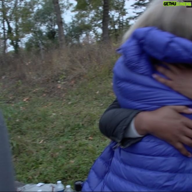 Maïmouna Doucouré - 3 Likes - 💔💔💔
Je n’ai pas de mots pour exprimer la tristesse qui m’habite.
Ma Ben, je n’oublierai jamais la première fois que je t’ai rencontrée. C’était pour mon court-métrage Maman(s)… en tant que scripte ultra expérimentée, tu devais me présenter une personne pour ce premier film professionnel.
Tu as tant aimé le scénario que tu as décidé de me rejoindre dans l’aventure, et depuis tu n’as jamais cessé d’être à mes côtés, avec Mignonnes, puis avec Hawa… tu te réjouissais de notre prochaine aventure sur Joséphine Baker.
Scripte ou plutôt Continuité Artistique, comme tu disais, mais tu étais bien plus pour moi. Tu étais mon bras droit, ma confidente, mon amie, ma grande sœur…
Je n’arrive pas à sécher mes larmes quand je pense que nous devions nous voir ces jours-ci, mais la vie en a décidé autrement.
Merci pour tout ce que tu m’as apportée, merci de m’avoir accompagnée et donnée tant d’armes pour devenir la réalisatrice et la femme que je suis aujourd’hui.
Toutes mes pensées vont vers ta famille, tes enfants, tes petits-enfants.
Bénédicte Kermadec… à tout jamais dans nos esprits et dans nos cœurs. ❤️❤️❤️💔
