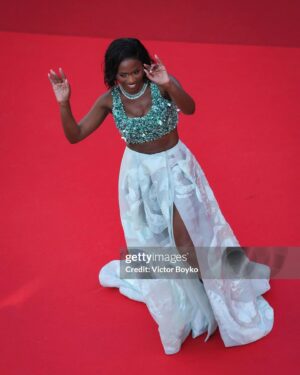 Maïmouna Doucouré Instagram - Clap de fin. 🎬🙌
Un grand merci au @festivaldecannes de m’avoir permis de vivre une aussi formidable expérience ! ✨✨✨

On voit les robes, les strass et les paillettes, on en profite, on savoure autant qu’on peut, quelques jours… avant de replonger dans ce qu’on ne voit pas… tout le travail pour arriver à cette célébration du cinéma.
Les années d’écriture, les nuits blanches, les peurs, les doutes, toutes les étapes qui nous permettent de créer cet imaginaire pour vous faire rêver. 

J’ai été ravie de partager ce fabuleux voyage à la découverte d’œuvres inspirantes, aux côtés de personnes si enrichissantes que sont @xavierdolan, @asmae_el_moudir @vickykrieps et Todd Mc Carthy. 

Un grand merci à ma belle équipe, dévouée pour que je sois un minimum présentable pour cette grande fête du 7ème art 💕

Mon incroyable stylist, amie et bien plus @doli.grace 🙏❤️
Et son équipe :
@lexclusivelofficial  @madame_zou 🙏
Ma délicate et passionnée maquilleuse @biancaby.merveille pour @lorealparis 
Ma superbe coiffeuse qui me fait prendre des risques que je ne regrette jamais @mahery.hair 
Et @_lens___ qui m’avait promis que mes ongles resteraient parfaits pendant deux semaines et qui ne m’a pas menti. 

Puis une très belle première fois… ma rencontre avec l’incroyable Suzel Pietri et ses équipe de @orbismedia. Je n’ai pas de mot, à part merci merci merci.🙏 

Vive le cinéma ! 
Moi, je me remets au boulot… Une certaine Joséphine m’attend… 💃🏽💕
.
.
.
.
.
.

#cannes  #juryuncertainregard #uncertainregard #films #director  #cannesfilmfestival #cinema #travel  #film#photography  #cannesfrance  #fashion #festivaldecannes  #art #movie  #cannesisyours #instagood #redcarpet #redcarpetcannes #carolinecouture #2024couture  #chopardcouture #cannesfilmfestival2024 #chopard #couture