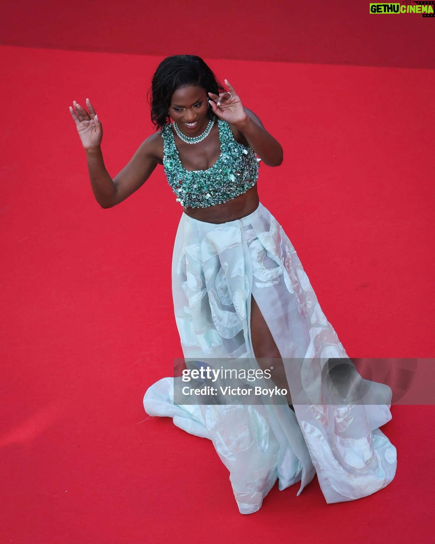 Maïmouna Doucouré - 3 Likes - Clap de fin. 🎬🙌
Un grand merci au @festivaldecannes de m’avoir permis de vivre une aussi formidable expérience ! ✨✨✨
On voit les robes, les strass et les paillettes, on en profite, on savoure autant qu’on peut, quelques jours… avant de replonger dans ce qu’on ne voit pas… tout le travail pour arriver à cette célébration du cinéma.
Les années d’écriture, les nuits blanches, les peurs, les doutes, toutes les étapes qui nous permettent de créer cet imaginaire pour vous faire rêver.
J’ai été ravie de partager ce fabuleux voyage à la découverte d’œuvres inspirantes, aux côtés de personnes si enrichissantes que sont @xavierdolan, @asmae_el_moudir @vickykrieps et Todd Mc Carthy.
Un grand merci à ma belle équipe, dévouée pour que je sois un minimum présentable pour cette grande fête du 7ème art 💕
Mon incroyable stylist, amie et bien plus @doli.grace 🙏❤️
Et son équipe :
@lexclusivelofficial
@madame_zou 🙏
Ma délicate et passionnée maquilleuse @biancaby.merveille pour @lorealparis
Ma superbe coiffeuse qui me fait prendre des risques que je ne regrette jamais @mahery.hair
Et @_lens___ qui m’avait promis que mes ongles resteraient parfaits pendant deux semaines et qui ne m’a pas menti.
Puis une très belle première fois… ma rencontre avec l’incroyable Suzel Pietri et ses équipe de @orbismedia. Je n’ai pas de mot, à part merci merci merci.🙏
Vive le cinéma !
Moi, je me remets au boulot… Une certaine Joséphine m’attend… 💃🏽💕
.
.
.
.
.
.
#cannes #juryuncertainregard #uncertainregard #films #director #cannesfilmfestival #cinema #travel #film#photography #cannesfrance #fashion #festivaldecannes #art #movie #cannesisyours #instagood #redcarpet #redcarpetcannes #carolinecouture #2024couture #chopardcouture #cannesfilmfestival2024 #chopard #couture