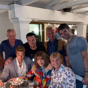 Mairi Hronopoulou Instagram - Εγώ και τα αγόρια μου! Στον εμβληματικό Alekos στον ΚΑΛΑΜΟ. Μπροστά σε μια Black Forest🥰