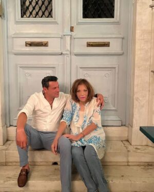 Mairi Hronopoulou Instagram - Δύο μαζί, στο «2 μαζί». Πάλι. Αγαπημένη συνήθεια που σιγογίνεται εμμονική. Λόγοι; Πολλοί σπουδαίοι. 1) Σαν αισθητικό άτομο που είμαι απολαμβάνω την ατμόσφαιρα του χώρου. 2) Σαν γνωστή λιχούδα με τρελαίνουν οι πολυποίκιλες γεύσεις που δοκιμάζω κάθε φορά. 3) Συνηθίζω το κρασί. Τα υπέροχα κρασιά από την κάβα  του Ηλία.  Λέτε να αποτοξινωθώ από την Coca Cola; Δύσκολο. Γιατί στο σπίτι την τσακίζω. 4) Η κουβέντα μας. Ο φιλος μου έχει ωραίο λόγο, καθαρό, τίμιο, αντρίκειο. Λέμε τους καημούς μας και τον εμπιστεύομαι. Δεν φοβάμαι να μιλάω μαζί του. Ασφάλεια. Τέλεια. Σκηνές προσεχώς. ΜΑΙΡΗ.