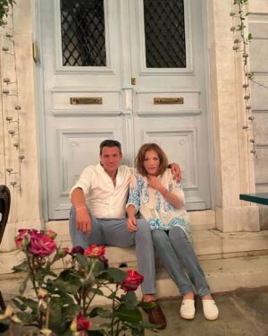 Mairi Hronopoulou Instagram - Δύο μαζί, στο «2 μαζί». Πάλι. Αγαπημένη συνήθεια που σιγογίνεται εμμονική. Λόγοι; Πολλοί σπουδαίοι. 1) Σαν αισθητικό άτομο που είμαι απολαμβάνω την ατμόσφαιρα του χώρου. 2) Σαν γνωστή λιχούδα με τρελαίνουν οι πολυποίκιλες γεύσεις που δοκιμάζω κάθε φορά. 3) Συνηθίζω το κρασί. Τα υπέροχα κρασιά από την κάβα  του Ηλία.  Λέτε να αποτοξινωθώ από την Coca Cola; Δύσκολο. Γιατί στο σπίτι την τσακίζω. 4) Η κουβέντα μας. Ο φιλος μου έχει ωραίο λόγο, καθαρό, τίμιο, αντρίκειο. Λέμε τους καημούς μας και τον εμπιστεύομαι. Δεν φοβάμαι να μιλάω μαζί του. Ασφάλεια. Τέλεια. Σκηνές προσεχώς. ΜΑΙΡΗ.