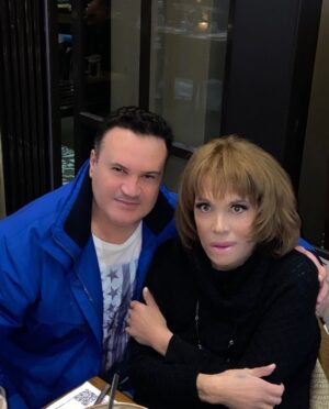 Mairi Hronopoulou Instagram - Δεν θα παίξει στο θέατρο η Μαίρη Χρονοπούλου! 
Οριστική η απόφασή της.
«Δεν επιτεύχθηκε τελική συμφωνία»

Η ηθοποιός Μαίρη Χρονοπούλου, με συνέντευξη που παραχώρησε στον δημοσιογράφο της Political.gr, Γιάννη Αρμουτίδη, ξεκαθαρίζει ότι δεν επιστρέφει στο θέατρο. Και δεν θα συμμετέχει στην παράσταση «Η Αυλή των Θαυμάτων».

Μιλώντας πριν λίγες ημέρες με την παραγωγή της παράστασης, δεν προχώρησαν σε τελική συμφωνία. 

Κυρια Χρονοπούλου σύμφωνα με δημοσιεύματα που είχαν κυκλοφορήσει πριν λίγο καιρό, διέρρευσε ότι θα συμμετέχει στο θεατρικό έργο του Ιάκωβου Καμπανέλλη - το οποίο θα παρουσιαστεί, με τη σφραγίδα του Στέφανου Κορκολή, ως μιούζικαλ- σε σκηνοθεσία του Χρήστου Σουγάρη.

«Δυστυχώς δεν επιτεύχθηκε τελική συμφωνία, διότι δεν συμφώνησαν και τα δυο μέρη στις επιμέρους λεπτομέρειες.» 

Δηλαδή η περίπτωση συνεργασίας σας έληξε και η απόφασή σας είναι οριστική;

«Ναι! Τους είπα ότι θα είμαι στην πρώτη σειρά να τους χειροκροτήσω και θα το κάνω με όλη μου την καρδιά, γιατί είναι μία προσπάθεια αξιολογότατη. Η μεγάλη μου στεναχώρια είναι ότι δεν θα συνεργαστώ με την ψυχή της καρδιάς μου. Τον Κορκολή, τον Στεφανάκο μου.»

Από έγκυρες πληροφορίες, η Μαίρη Χρονοπούλου συζητά μια σπουδαία δουλειά για την τηλεόραση. 
Σε ερώτηση μας, απέφυγε διακριτικά να απαντήσει. 

Η Μαίρη Χρονοπούλου, αυτή την περίοδο, ασχολείται με αγάπη και ιδιαίτερη προσήλωση με τη λειτουργία της προσωπικής της σελίδας στο ίνσταγκραμ: marychronopoulou_official. 

Η αγαπημένη ηθοποιος ήδη γνωστή στο πανελλήνιο για την ανθρωπιστική της στάση, σκοπεύει να την επεκτείνει μέσω της αξιοποίησης της σελίδας της.
