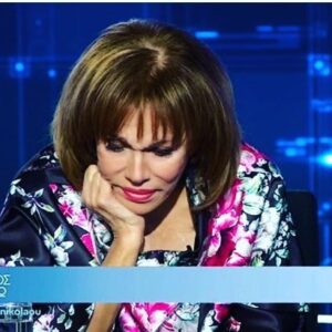 Mairi Hronopoulou Instagram - Την ημέρα που έγραψα την εκπομπη του Νικόλα, το «ενώπιος ενωπίω», ήμουν ψιλό άρρωστη. Ένιωθα πως ήταν μια κακή ημέρα για μένα. Πίστευα ότι ήμουν νωθρή. Είχα λάθος αίσθηση. Ο ΝΙΚΟΛΑΣ με τις εύστοχες ερωτήσεις του, το χιούμορ, τη λάμψη του και από την άλλη η σκηνοθέτις, με το τέλειο ΜΟΝΤΑΖ της, με κράτησαν στον αφρό. Δεν πνίγηκα. Τους ευχαριστω πολύ. Αλλα αυτό που θα κρατήσω για πάντα είναι η αγαπησιάρικες κουβεντούλες των φίλων μου. Παιδιά ήμουν τόσο συμπαθητική; Ούτε εγώ το πιστεύω. Όπως και να ´χει πάλι, πολλά-πολλά ευχαριστω.