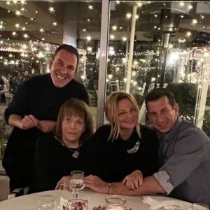 Mairi Hronopoulou Instagram - Και ενω η Ζαμπέτειος βροχή έπεφτε ράιτ θρου -έτσι θα το ´γραφε και ο Γιώργος- και οι αέρηδες λυσσομανούσαν, εδώ στο βουνό που μένω,  εγώ θαρραλέα κατηφόρισα προς Κηφισιά, για ένα αγαπησιάρικο κάλεσμα της Νάνσυς Ζαμπέτογλου και του συζύγου της, του ζεύγους Γαλακτερού δηλαδή.  Υπέροχη ατμόσφαιρα, διαλεκτική παρέα  και ασφάλεια, που νιώθει κανείς μόνο με καλούς φίλους.  Σε λίγο, προστέθηκε στην παρέα και ο Θανάσης Αναγνωστόπουλος κ η βραδιά κύλησε ζεστά ως αργά.