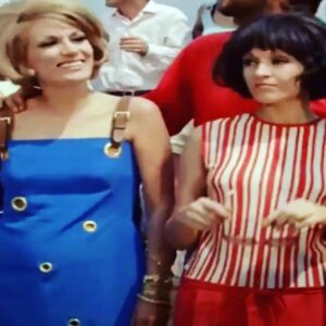 Mairi Hronopoulou Instagram - Πως θέλει η Μαίρη Χρονοπούλου να αποχαιρετήσει αυτό τον κόσμο! 
«Το δικό μου φινάλε!»

«Το τελευταίο «πάρτυ» μου έχει άλλο πλάνο!»

Συνέντευξη στον Γιάννη Αρμουτιδη
ΑΠΟΚΛΕΙΣΤΙΚΟ @armoutidisgiannis 

Παρακολούθησε, πικραμένη, όλη την τελετή «αποχαιρετισμού» της «Μαρθούλας»! Από την τηλεόρασή της. 
«Ήδη, μιάμιση ώρα μετά το θάνατο της Μάρθας, το  τηλέφωνο μου δεν σταμάτησε να χτυπά, ζητώντας δηλώσεις για την τηλεόραση και το διαδύκτιο…»

Στο στεφάνι που έστειλε έγραψε: «Δεν θα σε  ξεχάσω ποτέ Μαρθουλα μου!»
«Γιατί; Γιατί 20 χρόνια, που ήμουν μεταξύ ζωης και θανάτου στα νοσοκομεία, ελαχιστότατες συνάδελφοι ήρθαν να με δούν. Η Δέσποινα Στυλιανοπούλου, η Μπεάτα Ασημακοπούλου και η Μαρθουλα. Καμία άλλη… Καλό κορίτσι!»

Η Μαιρη Χρονοπουλου μίλησε για την καύση μετά το θάνατο. 

«Εγώ το κάνω συμβολαιογραφικά. 
Την όλη διαδικασία παραλαβής της σωρού  μου,  όταν εγκαταλείψω τα εγκόσμια -διότι δεν είναι μόνο η καύσις που με απασχολεί- αλλά και όλη η διαδικασία που θα προηγηθεί.  Τα έχω όλα μυστικά -όπως κι όλη αυτή την ιστορία, υπό απόλυτη σεμνότητα- και λιτά. 

Η τελευταία μου εναπόθεση θα είναι σε λευκό χρώμα. Κι όχι φέρετρο. Κανείς δεν θα ξέρει που θα βρίσκομαι. 
Το τελευταίο «πάρτυ» μου έχει άλλο πλάνο! Η καύση είναι ένας εξαγνισμός! Είναι προτιμότερο να σε σπαράζουν σκαθάρια και σκουλίκια; 
Γιατί φοβούνται οι άνθρωποι τον θάνατο; Δείξτε μου -σε όλη την ανθρώπινη ιστορία- έναν αθάνατο! 
Έζησε ποτέ κανείς αιώνια; Μια απλή μετάβαση είναι! Είναι η μοίρα μας.» 

Έκλαψες για τον θάνατο της Μάρθας; 
«Δεν έχω εύκολο πια το κλάμα, εδώ και πολύ καιρό. Κλαίει μόνο το μέσα μου!»
 
Οι φίλοι σου συμφωνούν με την απόφαση σου για καύση; 
«Δεν τη δημοσιοποιώ κιόλας κάθε μέρα. Εκείνο που είναι βέβαιο ένας πολύ πολύ αγαπητός μου άνθρωπος γίνεται έξαλλος όταν το ακούει. Και είπε ότι θα κάνει το παν για να το εμποδίσει! Λυπάμαι καλέ μου που οι απόψεις μας διίστανται!»

Μ αρέσει να μιλάω με τη Μαιρη Χρονοπούλου. Αλλά και για τους δυο μας, το συγκεκριμένο θέμα έχει τελειώσει πια! Απλά αποχαιρετούμε, και οι δυο, τη φιλη μας. 
@enikosgr @espresssonewsgr @tlifegr @ethnosgr @kathimerini @newsbombgr @in.gr_ @topontikilive @newsbreak.gr @gossiptv