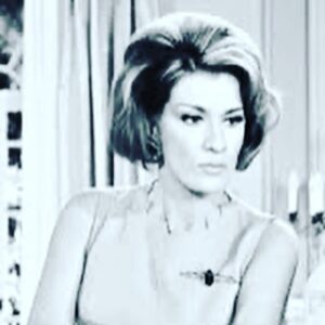 Mairi Hronopoulou Instagram - Πως θέλει η Μαίρη Χρονοπούλου να αποχαιρετήσει αυτό τον κόσμο! 
«Το δικό μου φινάλε!»

«Το τελευταίο «πάρτυ» μου έχει άλλο πλάνο!»

Συνέντευξη στον Γιάννη Αρμουτιδη
ΑΠΟΚΛΕΙΣΤΙΚΟ @armoutidisgiannis 

Παρακολούθησε, πικραμένη, όλη την τελετή «αποχαιρετισμού» της «Μαρθούλας»! Από την τηλεόρασή της. 
«Ήδη, μιάμιση ώρα μετά το θάνατο της Μάρθας, το  τηλέφωνο μου δεν σταμάτησε να χτυπά, ζητώντας δηλώσεις για την τηλεόραση και το διαδύκτιο…»

Στο στεφάνι που έστειλε έγραψε: «Δεν θα σε  ξεχάσω ποτέ Μαρθουλα μου!»
«Γιατί; Γιατί 20 χρόνια, που ήμουν μεταξύ ζωης και θανάτου στα νοσοκομεία, ελαχιστότατες συνάδελφοι ήρθαν να με δούν. Η Δέσποινα Στυλιανοπούλου, η Μπεάτα Ασημακοπούλου και η Μαρθουλα. Καμία άλλη… Καλό κορίτσι!»

Η Μαιρη Χρονοπουλου μίλησε για την καύση μετά το θάνατο. 

«Εγώ το κάνω συμβολαιογραφικά. 
Την όλη διαδικασία παραλαβής της σωρού  μου,  όταν εγκαταλείψω τα εγκόσμια -διότι δεν είναι μόνο η καύσις που με απασχολεί- αλλά και όλη η διαδικασία που θα προηγηθεί.  Τα έχω όλα μυστικά -όπως κι όλη αυτή την ιστορία, υπό απόλυτη σεμνότητα- και λιτά. 

Η τελευταία μου εναπόθεση θα είναι σε λευκό χρώμα. Κι όχι φέρετρο. Κανείς δεν θα ξέρει που θα βρίσκομαι. 
Το τελευταίο «πάρτυ» μου έχει άλλο πλάνο! Η καύση είναι ένας εξαγνισμός! Είναι προτιμότερο να σε σπαράζουν σκαθάρια και σκουλίκια; 
Γιατί φοβούνται οι άνθρωποι τον θάνατο; Δείξτε μου -σε όλη την ανθρώπινη ιστορία- έναν αθάνατο! 
Έζησε ποτέ κανείς αιώνια; Μια απλή μετάβαση είναι! Είναι η μοίρα μας.» 

Έκλαψες για τον θάνατο της Μάρθας; 
«Δεν έχω εύκολο πια το κλάμα, εδώ και πολύ καιρό. Κλαίει μόνο το μέσα μου!»
 
Οι φίλοι σου συμφωνούν με την απόφαση σου για καύση; 
«Δεν τη δημοσιοποιώ κιόλας κάθε μέρα. Εκείνο που είναι βέβαιο ένας πολύ πολύ αγαπητός μου άνθρωπος γίνεται έξαλλος όταν το ακούει. Και είπε ότι θα κάνει το παν για να το εμποδίσει! Λυπάμαι καλέ μου που οι απόψεις μας διίστανται!»

Μ αρέσει να μιλάω με τη Μαιρη Χρονοπούλου. Αλλά και για τους δυο μας, το συγκεκριμένο θέμα έχει τελειώσει πια! Απλά αποχαιρετούμε, και οι δυο, τη φιλη μας. 
@enikosgr @espresssonewsgr @tlifegr @ethnosgr @kathimerini @newsbombgr @in.gr_ @topontikilive @newsbreak.gr @gossiptv