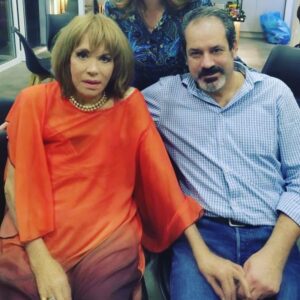 Mairi Hronopoulou Instagram - Ακολουθεί μεγάλο κείμενο. Μην το χάσετε! Φίλες, φίλοι γεια σας. Μέρες έχουμε να τα πούμε ε; Συνήθως όταν ψιλοεξαφανίζομαι κάτι ψιλό τρέχει με τα ψυχολογικά μου. 
Αυτή τη φορά όμως, κόντρα στον καιρό. Νιώθω ΕΚΤΑΚΤΑ!  Καλύτερα από ποτέ. 
Σοβαρή έλλειψη όμως είναι το πόσο μαθητευόμενη παραμένω στην καινούργια τεχνολογία. Απορώ πως μπορεί και με ανέχεται ο παλιός, καλός μου φίλος Γιαννης Αρμουτίδης που μου έφτιαξε αυτή τη σελίδα στο Instagram, και μου την ενημερώνει. Με πλήρη σεβασμό, γιατί ούτε ενα «και» αναγράφεται χωρίς να το έχω πει. Και τα σημεία στίξης είναι δικά μου. Αυτά για τα κείμενα που αναρτώ, ως και αυτά που απαντώ. Έτσι κάποιες πολύ όμορφες φωτογραφίες, τις είχα μπλοκάρει στο κινητό μου και μόνο ο μέγας ειδήμων Γιάννης τις ανέσυρε. Είναι από μια πανέμορφη εκδήλωση που έγινε στα τέλη  Δεκέμβρη στο «Φυσίαθλον». Και λέω πανέμορφη, γιατί οι συνδαιτυμόνες ήταν μικρά παιδάκια. Τοσούκιλα παιδάκια. Αγοράκια και κοριτσάκια που κάνουν χορό εκεί. Εκκλήθην να πω παραμύθι, σκάρωσα ενα στα πρόχειρα, αλλά τα παιδάκια γοητεύτηκαν. Με αγκαλιάσαν με ζουλήξαν, με λίγα λόγια εισέπραξα αγάπη για έναν χρόνο. Υπέροχη βραδιά! Άξια συμπαραστάτις μου η αγαπημένη μου Ευανθία Ρεμπούτσικα που λατρεύει κι αυτή τα παιδιά. Σας παραθέτω 5 στιγμιότυπα