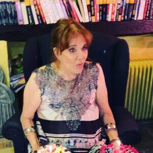 Mairi Hronopoulou Instagram - Αυτά τα γενέθλια μου ήταν ξεχωριστά! Αγαπημένοι φίλοι, τα δικά μου αγόρια, με τραγούδι, σαμπάνια και κέφι έως το πρωί. Τόσες ευχές από όλους σας! Σας ευχαριστω!!!! Διαλύθηκα ευχάριστα! Α!!!! Και με 2, όχι μόνο μια τούρτα. 💖💖💖 #damianomilano #damianomilanodesigns #armoutidisgiannis #kosmikonzaxaroplasteia