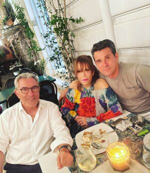 Mairi Hronopoulou Instagram - Τελευταία βραδιά στο «2mazi», στο στέκι μου, και πολλών άλλων επωνύμων. Βασίλης Καπερνάρος, παλιός και πολύ αγαπημένος φίλος και νομικός σύμβουλος μου, και του Ηλία. Όταν ανταμώνουν τρεις άνθρωποι, με τόσο διαφορετικά επαγγέλματα (νομικός, ηθοποιός, εστίαση – διασκέδαση), φυσικό είναι η βραδιά να είναι πολύχρωμη. Δεν αφήσαμε θέμα για θέμα. Από κοινωνικά, μέχρι άγρια πλάκα. Υπέροχη βραδιά! Μια βραδιά που κράτησε έως πολύ, πολύ αργά. Με πολύ, πολύ, από το αγαπημένο μου κρασί και ακόμα περισσότερο, αγαπημένο Μητροπάνο. Τώρα, το παρεάκι διαλύθηκε. Ο Ηλίας με την οικογένειά του τραβήξαν κατά Πάρο  μεριά. Εγώ, που με χαρά ετοίμαζα τις βαλίτσες μου για ταξίδι -με αγαπημένη παρέα απο την Αμερική- για την αγαπημένη μου πόλη την Στοκχόλμη… Κλείστηκα σπίτι μου λόγω covid. Ο Βασίλης πάλι, πνιγμένος από τις δεκάδες υποθέσεις του! (Δεν θα ξεκουραστεί αυτό το παιδί); Άντε, καλό φθινόπωρο, για το χειμερινό «2mazi». #enikos #protothema