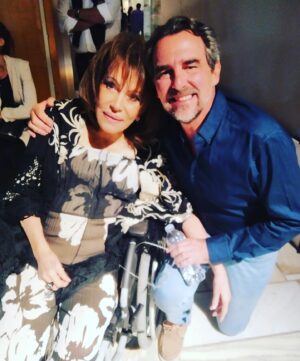 Mairi Hronopoulou Instagram - Μαίρη Χρονοπούλου & Νικόλαος 

«Είναι Ρωμιός m, Ρωμιότατος και τέλειος»

Μια μαγική βραδιά στο Ηρώδειο. 

«Ήταν η καλύτερη συναυλία της Ευανθίας Ρεμπούτσικα ως τα τώρα. 
Υπέροχη ορχήστρα και η αιώνια Ευανθία που με την κίνηση της μετατρέπει την συναυλία σε ένα ολοκληρωμένο θέαμα. 
Ήταν τόσο ο ενθουσιασμός του κόσμου που αντιδρούσε σχεδόν ποδοσφαιρικά! Σφυρίγματα, ουρλιαχτά, επιφωνήματα, λες και βλέπαμε ματς των "αιωνίων"! 

Η μοναδικότητα της βραδιάς, πέντε τραγουδίστριες καλλονές από την Μεσόγειο (Τουρκία, Αίγυπτος, Αλγέρι, Ισραήλ, Ισπανία), που τραγούδησαν από δύο τραγούδια η καθεμιά στη γλώσσα της. 
Το Όσκαρ ανήκει οπωσδήποτε στην Αιγύπτια που μας μάγεψε. 

Όλοι η γνωστή Αθήνα ήταν εκεί. 
Χειροκροτήθηκαν ιδιαίτερα δύο καινούργια τραγούδια της Ευανθίας με στίχους του Άρη Δαβαράκη, στα γαλλικά. Αθάνατε Άρη!

Η ΜΑΙΡΗ και ο ΠΡΙΓΚΙΠΑΣ 
«Τελικά η Ελλαδίτσα μας εκπολιτίζεται. Εκδημοκράτιζεται. 
Σκεφτείτε αν πριν 20 χρόνια δημοσιεύαμε μία φωτογραφία με μία φανατική σοσιαλίστρια, τη Μαίρη Χρονοπούλου κι έναν γόνο βασιλικής οικογένειας, τετ-α-τετ. Θα χάλαγε ο κόσμος!
Θα με διώχναν από το κόμμα, και δεν ξέρω τι άλλο θα συνέβαινε. Προχθές το βράδυ, όμως, τίποτα από αυτά δεν έγινε. Παρακολουθήσαμε την συναυλία της Ευανθίας και μετά, ανάμεσα σε ένα πλήθος κόσμου, που ήταν στα καμαρίνια μετά την παράσταση, ουδείς μας έδωσε σημασία! Εμείς φωτογραφηθήκαμε φιλικότατα. 
Μονάχα μία ηλικιωμένη κυρία, φεύγοντας μακριά, μας κοίταξε και ψιθύρισε: «Ωραίο ζευγάρι!»
Είμαστε; (με χιούμορ)»

Τι θα λέγατε κ. Χρονοπούλου για τον πρίγκηπα Νικόλαο; Ποια είναι η γνώμη σας;
«Ρωμιός, Ρωμιώτατος, πανέξυπνος ατακαδόρος. Μάλλον, προς το τέλειο θα τον κατέτασσα!»

Είχατε ποτέ άλλες σχέσεις με την βασιλική οικογένεια;
«Ένας πολύ καλός μου φίλος, ο Σπύρος Ροσολυμος, ήταν χρόνια στο ίδιο δωμάτιο, του ίδιου σχολείου (στα Ανάβρυτα), με τον Κωσταντίνο. Έτσι τον είχα γνωρίσει. 
Ήταν ζωηρά παιδιά, ιδιαιτερότατα ο Τεος. 
Νιάτα βλέπεις παιδί μου, τότε, πολλά νιάτα!»

Τάδε, εφα, η Μαιρούλα μας
