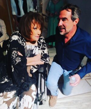 Mairi Hronopoulou Instagram - Μαίρη Χρονοπούλου & Νικόλαος 

«Είναι Ρωμιός m, Ρωμιότατος και τέλειος»

Μια μαγική βραδιά στο Ηρώδειο. 

«Ήταν η καλύτερη συναυλία της Ευανθίας Ρεμπούτσικα ως τα τώρα. 
Υπέροχη ορχήστρα και η αιώνια Ευανθία που με την κίνηση της μετατρέπει την συναυλία σε ένα ολοκληρωμένο θέαμα. 
Ήταν τόσο ο ενθουσιασμός του κόσμου που αντιδρούσε σχεδόν ποδοσφαιρικά! Σφυρίγματα, ουρλιαχτά, επιφωνήματα, λες και βλέπαμε ματς των "αιωνίων"! 

Η μοναδικότητα της βραδιάς, πέντε τραγουδίστριες καλλονές από την Μεσόγειο (Τουρκία, Αίγυπτος, Αλγέρι, Ισραήλ, Ισπανία), που τραγούδησαν από δύο τραγούδια η καθεμιά στη γλώσσα της. 
Το Όσκαρ ανήκει οπωσδήποτε στην Αιγύπτια που μας μάγεψε. 

Όλοι η γνωστή Αθήνα ήταν εκεί. 
Χειροκροτήθηκαν ιδιαίτερα δύο καινούργια τραγούδια της Ευανθίας με στίχους του Άρη Δαβαράκη, στα γαλλικά. Αθάνατε Άρη!

Η ΜΑΙΡΗ και ο ΠΡΙΓΚΙΠΑΣ 
«Τελικά η Ελλαδίτσα μας εκπολιτίζεται. Εκδημοκράτιζεται. 
Σκεφτείτε αν πριν 20 χρόνια δημοσιεύαμε μία φωτογραφία με μία φανατική σοσιαλίστρια, τη Μαίρη Χρονοπούλου κι έναν γόνο βασιλικής οικογένειας, τετ-α-τετ. Θα χάλαγε ο κόσμος!
Θα με διώχναν από το κόμμα, και δεν ξέρω τι άλλο θα συνέβαινε. Προχθές το βράδυ, όμως, τίποτα από αυτά δεν έγινε. Παρακολουθήσαμε την συναυλία της Ευανθίας και μετά, ανάμεσα σε ένα πλήθος κόσμου, που ήταν στα καμαρίνια μετά την παράσταση, ουδείς μας έδωσε σημασία! Εμείς φωτογραφηθήκαμε φιλικότατα. 
Μονάχα μία ηλικιωμένη κυρία, φεύγοντας μακριά, μας κοίταξε και ψιθύρισε: «Ωραίο ζευγάρι!»
Είμαστε; (με χιούμορ)»

Τι θα λέγατε κ. Χρονοπούλου για τον πρίγκηπα Νικόλαο; Ποια είναι η γνώμη σας;
«Ρωμιός, Ρωμιώτατος, πανέξυπνος ατακαδόρος. Μάλλον, προς το τέλειο θα τον κατέτασσα!»

Είχατε ποτέ άλλες σχέσεις με την βασιλική οικογένεια;
«Ένας πολύ καλός μου φίλος, ο Σπύρος Ροσολυμος, ήταν χρόνια στο ίδιο δωμάτιο, του ίδιου σχολείου (στα Ανάβρυτα), με τον Κωσταντίνο. Έτσι τον είχα γνωρίσει. 
Ήταν ζωηρά παιδιά, ιδιαιτερότατα ο Τεος. 
Νιάτα βλέπεις παιδί μου, τότε, πολλά νιάτα!»

Τάδε, εφα, η Μαιρούλα μας