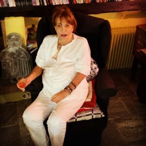 Mairi Hronopoulou Instagram - Χρόνια πολλά χαρούμενα και με φινάλε! Δε θέλω το τέλος μου ευθύγραμμο! Λαχταραω ένα pick είτε πάνω, είτε κάτω! Δεν με νοιάζει. Δεν πειράζει κι αν γίνω σκόνη και θρύψαλα. Λαχταράω ένα φιναλε! Θεέ μου δοσ´ το  μου.
