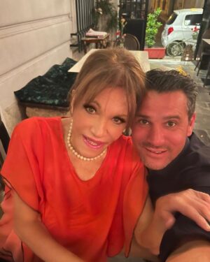 Mairi Hronopoulou Instagram - Φίλες και φίλοι πάλι ψιλό χάθηκα, πάλι χαθήκαμε και φταίω εγώ. Πέρασα δύσκολες στιγμές και ο τελευταίος μήνας δεν ήταν και ο πιο όμορφος της ζωης μου. Αλλά επιστράτευσα το μοτο Χρονοπούλου «κι αυτό θα περάσει». Κι άνοιξα περπατησιά. Κι άμα ανοίγω εγώ περπατησιά, βλέπε μαραθώνιο. Κι αρχίζουμε Παρασκευή & 13. Έτσι κόντρα. Νίκης 48. Στο «2 μαζί» το πιο ατμοσφαιρικό γκουρμέ ρεστοραντ της πρωτεύουσας. Αγαπησιάρικο δείπνο, ατελείωτο κουβεντολοι, μ’ έναν αγαπησιάρη πολύ, πολύ, καλό φίλο, τον Ηλία. Το αφεντικό του μαγαζιού. Τέλεια βραδιά. Απλά.  Τα ξαναλέμε αύριο.