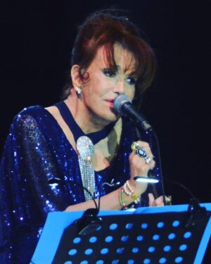 Mairi Hronopoulou Instagram - Φίλες, φίλοι που πολύ καιρό επικοινωνούσαμε  και διασκεδάζαμε -με μηνύματα στο προφίλ μου στο ινσταγκραμ- ξαφνικά χαθηκαμε. Δεν φταίτε εσεις. Πέρασα διάφορες περιπέτειες υγείας κ είχα απομακρυνθεί απο τα Media. Ευτυχώς ο παλιός, πιστός φιλος μου @armoutidisgiannis που προΐσταται της ομάδας του intagram μου, προσπάθησε με νύχια κ με δόντια να μην ξεχαστώ. Τροφοδοτούσε με φωτογραφίες απο τον κινηματογράφο και διάφορα γεγονότα το προφίλ μου και κάπως επέζησα!! Φίλοι, φίλες ξαναγυρίζω, ναμαι. Σήμερα έχω τη γιορτη μου. Αλλά αποκλείεται να νιώσω εορταστικά με όλα αυτα που συμβαίνουν γύρω μου. 10 χρόνια πριν, κάηκα σχεδόν ολόκληρη. Μπορείτε να φανταστείτε την ταύτιση ενος καμένου ανθρώπου, με τις πυρκαγιές. Πόνεσα. Ταυτίστηκα με τις πυρκαγιές. Σκέφτηκα τους ανθρώπους και τα ζωάκια του δάσους που κάηκαν και ποιος ξέρει, μπορεί και τα δέντρα να πονάνε. Και τωρα το νερό! Η φρίκη του πνιγμού. Η καταστροφή, η αγωνία. Θεούλη μου! Γιατι όλα αυτα στην πατρίδα μου; Ξορκίζω τον καταραμμένο χρονο που πέρασε. Που πόνεσε κι εμένα, προσωπικά πολύ. Ελπίζω στη νέα χρονιά που έρχεται… Α και κάτι άλλο! Εγκαινιάζω σημερα την σελίδα που μου άνοιξε ο ΓΙΑΝΝΗΣ ΑΡΜΟΥΤΙΔΗΣ στο FB (Mary Chronopoulou)! Δεν την είχα μεταχειριστεί ποτε! Ειναι το πρωτο μου post. Δεν θα χαθούμε απο δω κ πέρα. Σας αγαπάω. Γεια σας.