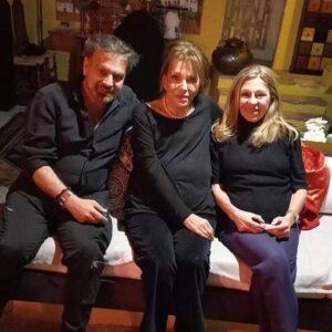 Mairi Hronopoulou Instagram - Η γιορτή της Ζωίτσας. 🌸🌸🌸Προχθές γιόρταζε η αγαπημένη μου φίλη Ζωή❤️. Μας έκανε το τραπέζι. Η Ζωή πάντα Grandiosa ήθελε να μας κάνει το τραπέζι σε ένα famous κινέζικο. Εμείς, γνήσιοι Μεσογείτες, απαιτήσαμε τα ιερά χώματα και καταλήξαμε στο Πόρτο Ράφτη. Κι εγένετο το γαστριμαργικό όργιο. Όστρακα, γαρίδες, καραβίδες, μύδια, η τέλεια θαλασσινή ηδονή! Περάσαμε όμορφα. Βγάλαμε φωτογραφίες που ήσαν απαίσιες. Έτσι, όταν γυρίσαμε σπίτι πια, και πολύ μεταξύ μας, η ολίγοι απαθανατιστήκαμε. Χρόνια πολλά Ζωίτσα μου!💖🌸🧿🥰