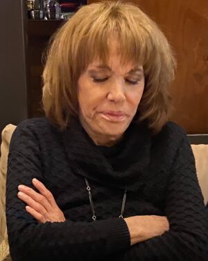 Mairi Hronopoulou Instagram - Σημερα η ΜΑΙΡΗ δεν μπορεί να γράψει. Γράφω εγώ ο ΓΙΑΝΝΗΣ Αρμουτιδης ο επικεφαλής της ομάδας διαχείρισης του Instagram της. Άφησα όλες μου τις δουλειές και ανέβηκα στην Παιανία. Ήταν αδύνατον να διαχειριστώ την κατάστασή της. Έκλεγε, σαν μωρό παιδί. Το μεγάλο σοκ της, ήταν η μπάλα της φωτιάς. Ας μην ξεχνάμε ό,τι έχει περάσει και η ίδια δοκιμασία φωτιάς. Κάλεσα τον γιατρό της, ο οποίος της έδωσε ηρεμιστικά. Έφυγα, όταν βυθίστηκε στον ύπνο. Αχ ΜΑΙΡΗ, Μαιρούλα ευαίσθητη. 
Γι αυτό σε λατρεύουν όλοι οι φίλοι σου. Για την χρυσή σου την καρδούλα. Καληνύχτα. Ο φιλος σου -για πάντα- ΓΙΑΝΝΗΣ.