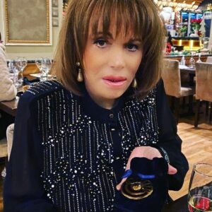 Mairi Hronopoulou Instagram - Χριστούλη μου, Χριστούλη μου. Τόσο άσχημα μιλάω; Τόσο άσχημα γράφω; Πολλοί  φίλοι, με ρώτησαν εαν αρρώστησα στο γύρισμα του «έτερος εγώ.» Αυτό προκλήθηκε από μια παραφθαρμένη  αναδημοσίευση και όχι της δικής μου. Για να έρθουμε στο προκείμενο, οι ημέρες δουλειάς μου στα Μέγαρα ήσαν υποδειγματικές. Και να αρχίσουμε από τη μετακίνηση μου; Ξέρω πως ο Σωτήρης Τσαφούλιας δεν αγαπά τα τζιπ. Εγώ τα λατρεύω. Φρόντισε για τις μετακινήσεις μου να υπάρχει ενα τζιποειδές SUV με έναν κουλτουριάρη και σινεφίλ οδηγό τον κ. Μανώλη που περάσαμε 4 αξέχαστες ημέρες αναλύοντας πλάνο πλάνο τις ταινίες που μας άρεσαν. Ύψος! Σε ότι αφορά στο γύρισμα; Με μεταχειρίστηκαν σαν πορσελάνη της Δρέσδης. Και για τις ψιλοπολικές συνθήκες του περιβάλλοντος,  μετά απο κάθε πλάνο με κουκουλωναν με κουβερτούλες κ άφθονες θερμοφόρες. Όλο το συνεργείο ήταν θεϊκό! Δεν θα μπορούσε να είναι αλλιώς με τέτοιον big boss!! Σωτήρη αγάπη μου είσαι ότι πιο σημαντικό έτυχε στη ζωή μου. Ευχαριστώ, ευχαριστώ, ευχαριστώ για όλα! Μαίρη για πάντα!