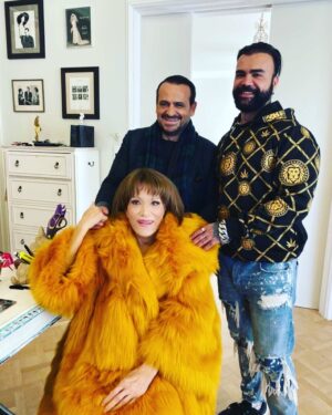 Mairi Hronopoulou Instagram - Είναι κάτι μέρες τόσο δύσκολες, τόσο κουραστικές, που δεν λέγεται. Σήμερα ήταν μια από αυτές. Δεν αισθανόμουν καθόλου καλά, άσχημη ενέργεια γύρω μου κι έπρεπε να κατέβω στην Αθήνα. Ακαδημίας 4. Στο ατελιέ του γλυκύτατου, του αγαπημένου Βασίλη Ζούλια και να κάνω πρόβες σε ρούχα. Στα υπέροχα ρούχα που μου σχεδιάζει ο Βασιλης. Φαντασία και πανδαισία χρωμάτων. Δείγμα αυτών που σας λέω θα το δείτε στις 30 Δεκέμβρη στον ΑΝΤ1.  Στο πρωινό με τη Φαίη Σκορδά και τον Γιώργο Λιάγκα. Με πολλές πολλές ακόμα εκπλήξεις. Συντονιστείτε!